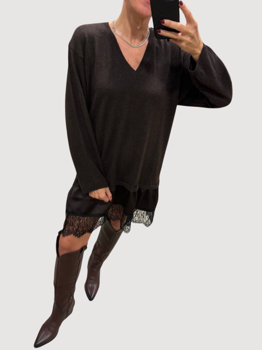 VICOLO - Abito in maglia moro con scollo a V e dettaglio gonna con pizzo