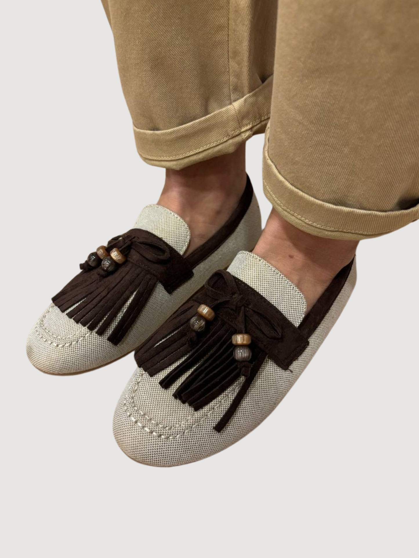 Mocassino in tessuto con nappine e perline - beige