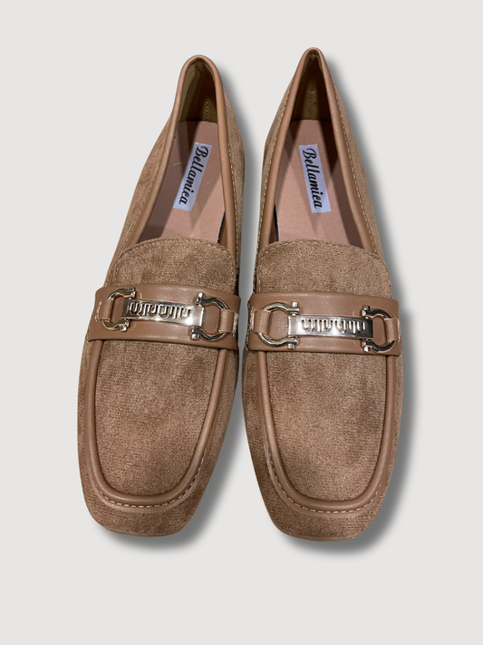 Mocassino in ecocamoscio con fibbia dorata - cammello