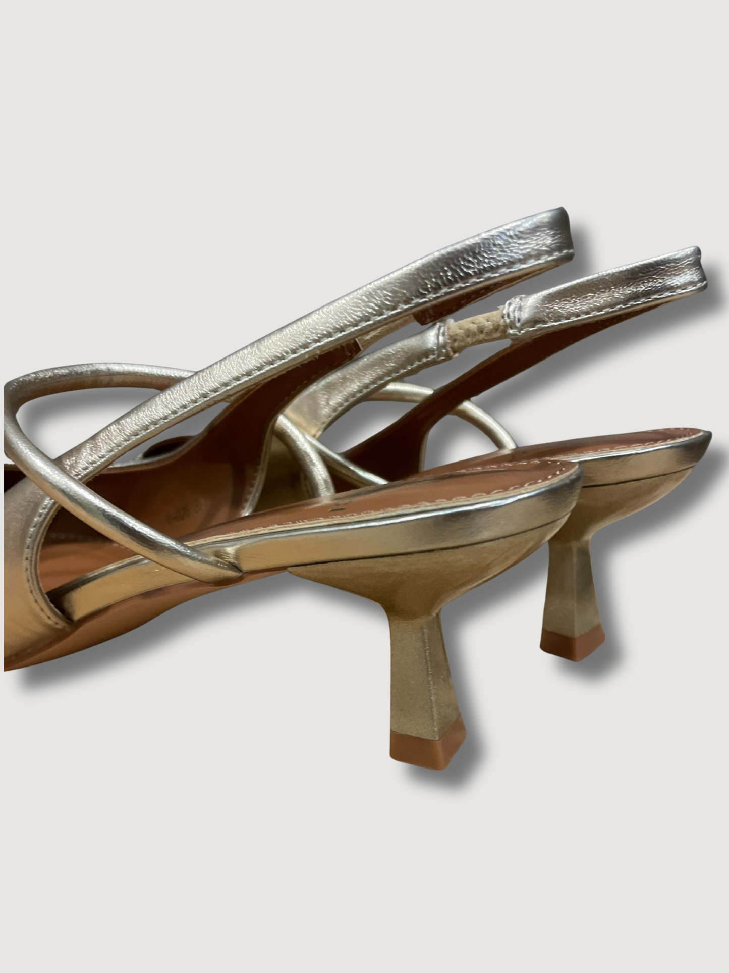 Scarpa con tacco a punta in ecopelle - oro