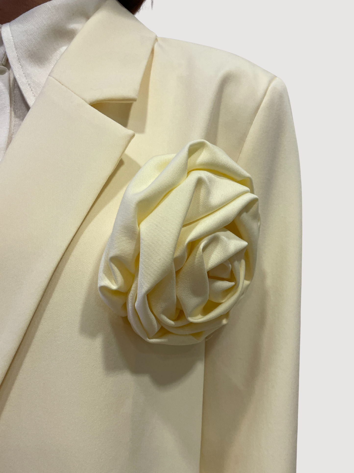 VICOLO - Giacca over a un bottone con spilla a fiore rimovibile giallo pulcino