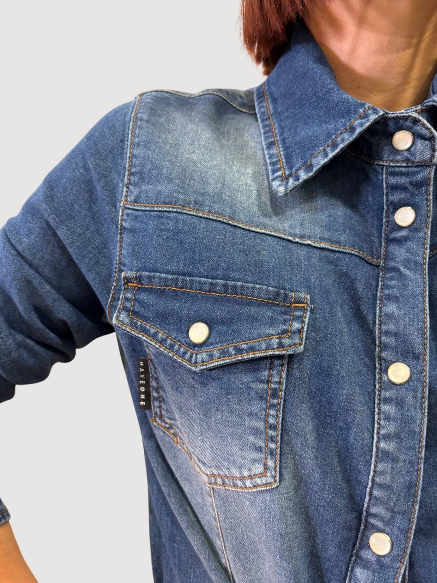 HAVEONE - Camicia in denim elasticizzata e sfiancata con taschini frontali