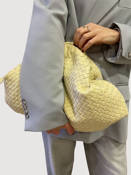 Borsa in ecopelle gialla intrecciata con manici