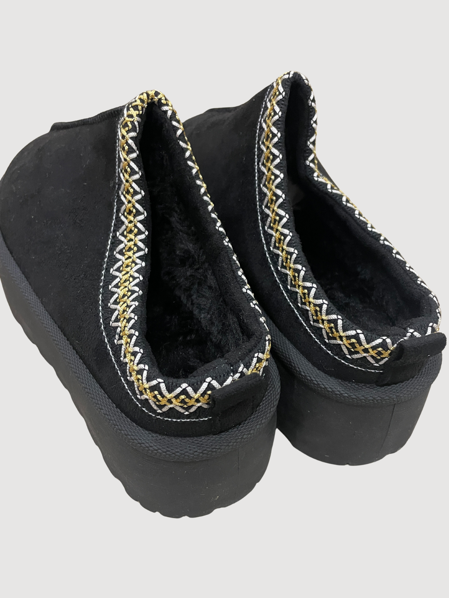 Sabot in nero con ricamo e pelo all'interno