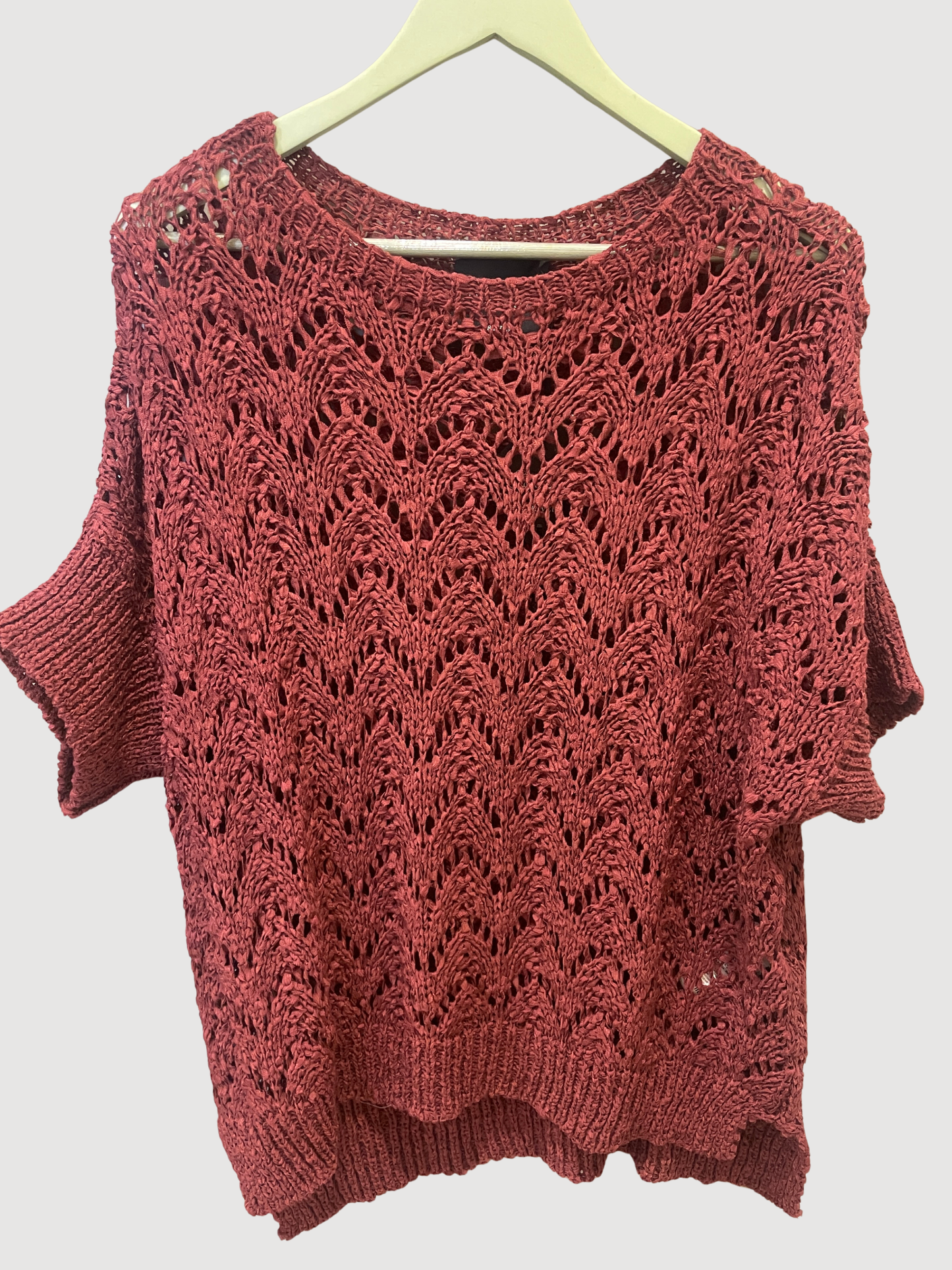 SOUVENIR - Maglia nera traforata a mezze maniche con spacchi laterali - più colori