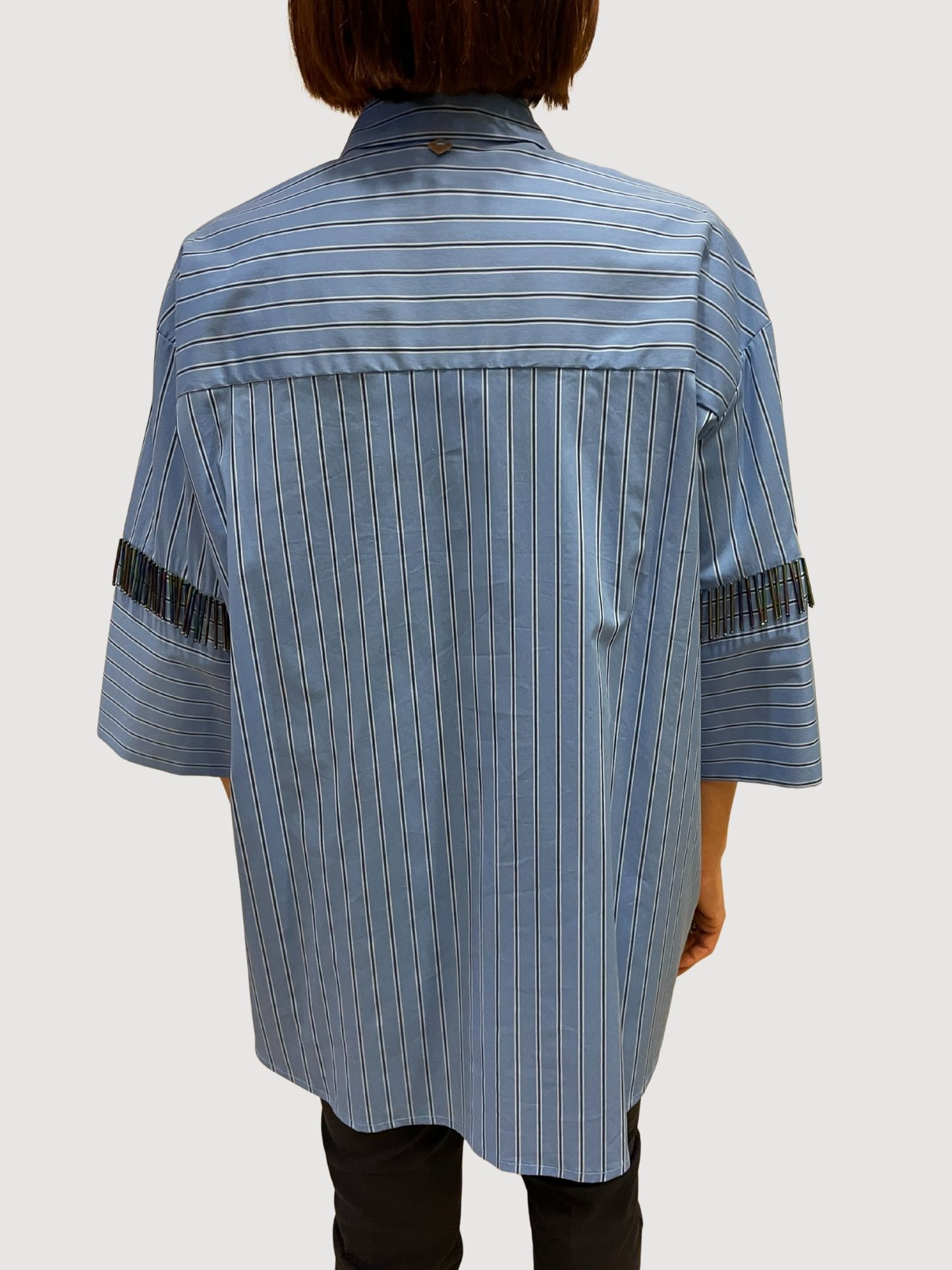 MEME ROAD - Camicia azzurra in popeline con dettaglio applicazione perline