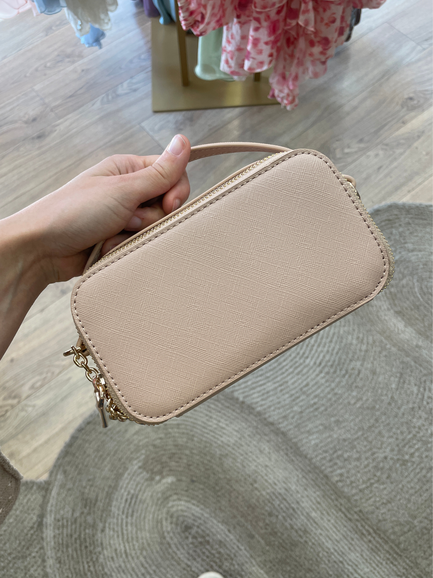 Borsa in ecopelle beige a mano con tracolla oro