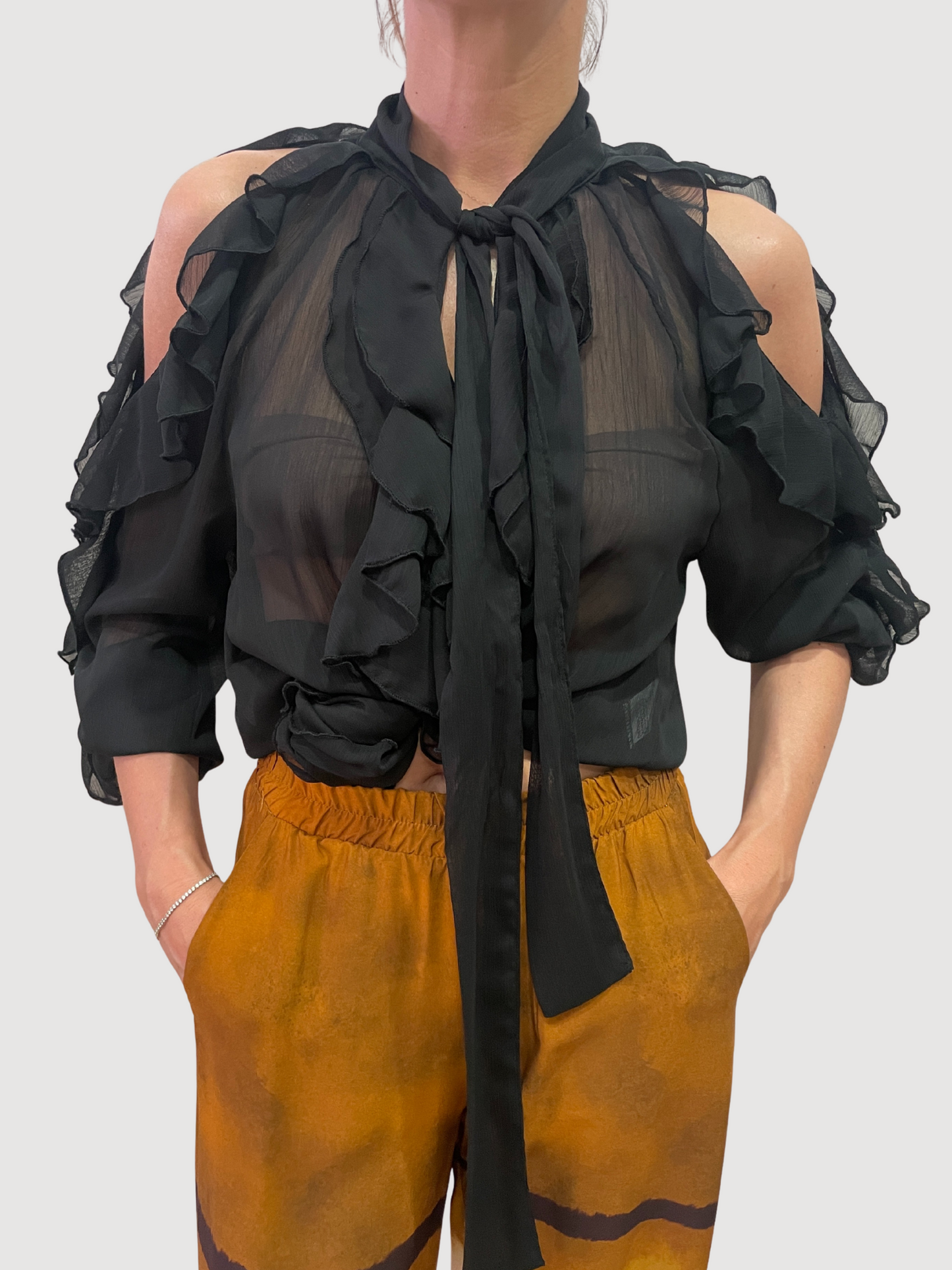 KONTATTO - Camicia nera con volant ed effetto cut out sulle spalle
