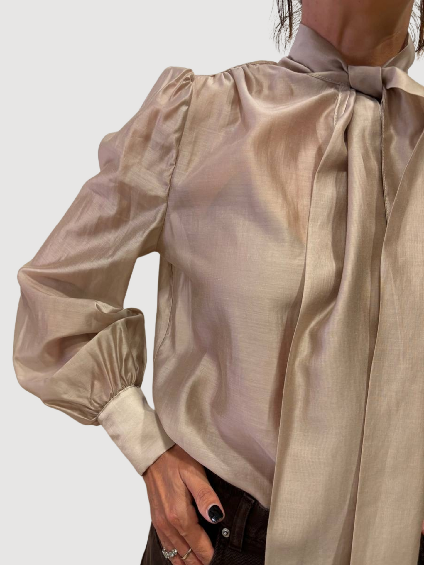 KAOS - Camicia cipria con dettaglio fiocco e manica a sbuffo