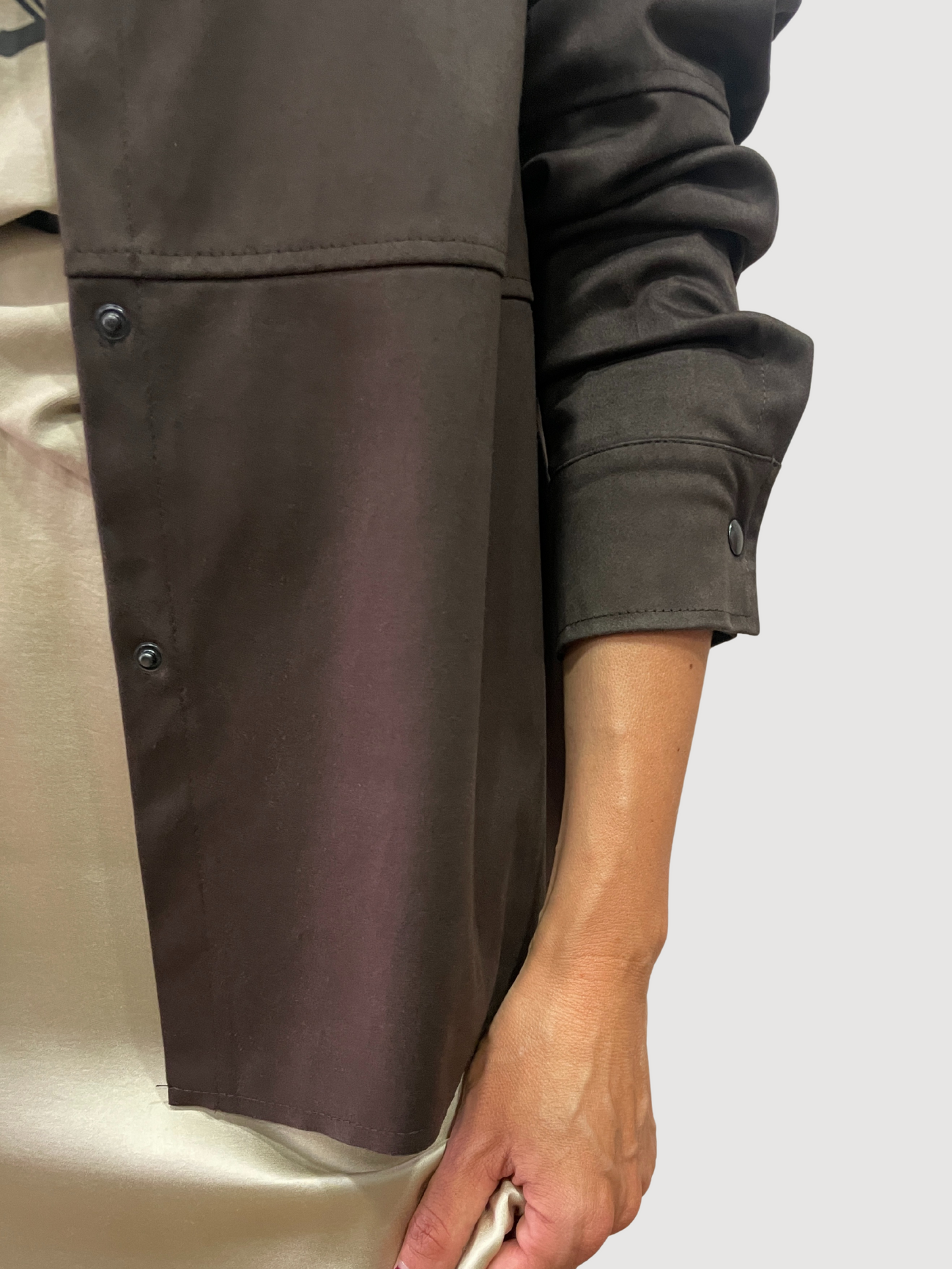 KAOS - Camicia in suede fondente con chiusura con bottoni