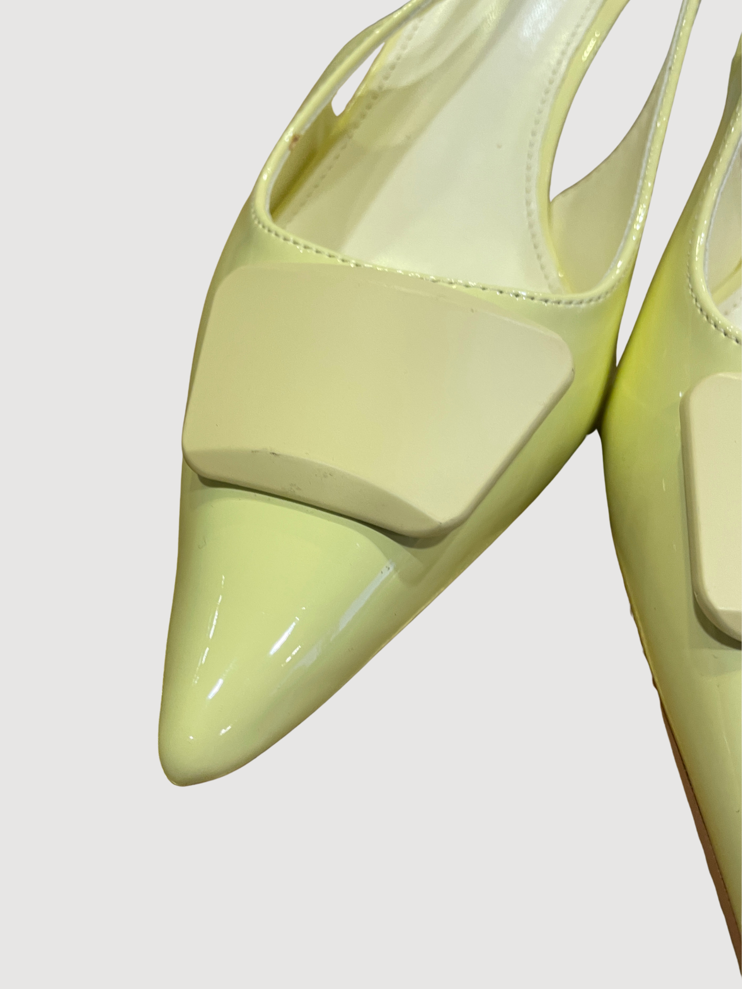 Scarpa con tacco giallo lime con dettaglio pietra
