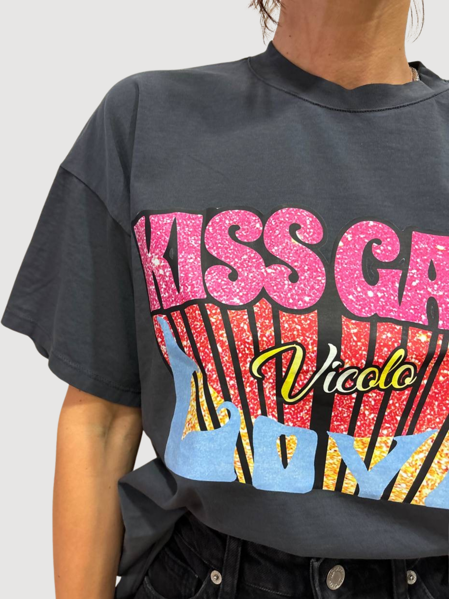 VICOLO - T-shirt over grigio fumo con scritta "kiss cam! Love"