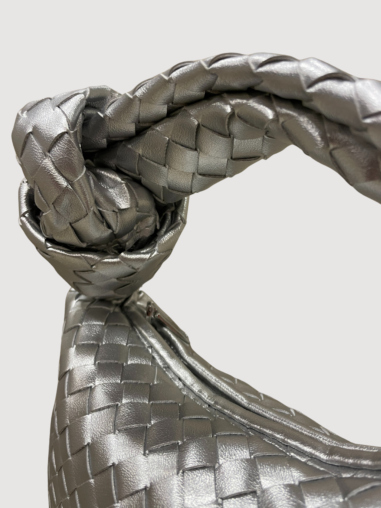 Borsa intrecciata in ecopelle argento con nodo e tracolla