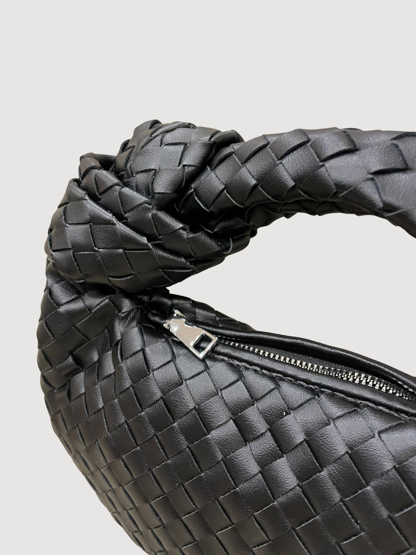 Borsa intrecciata in ecopelle nera con nodo e tracolla