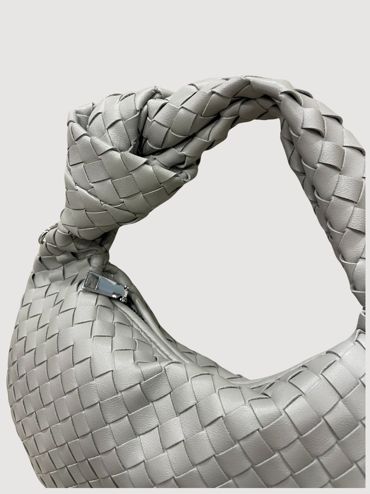 Borsa intrecciata in ecopelle grigia con nodo e tracolla