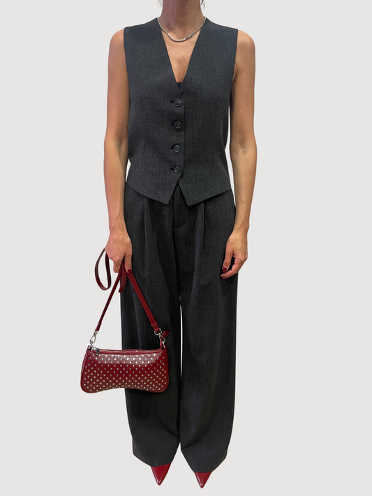 Borsa in ecopelle color ciliegia con borchie argentate