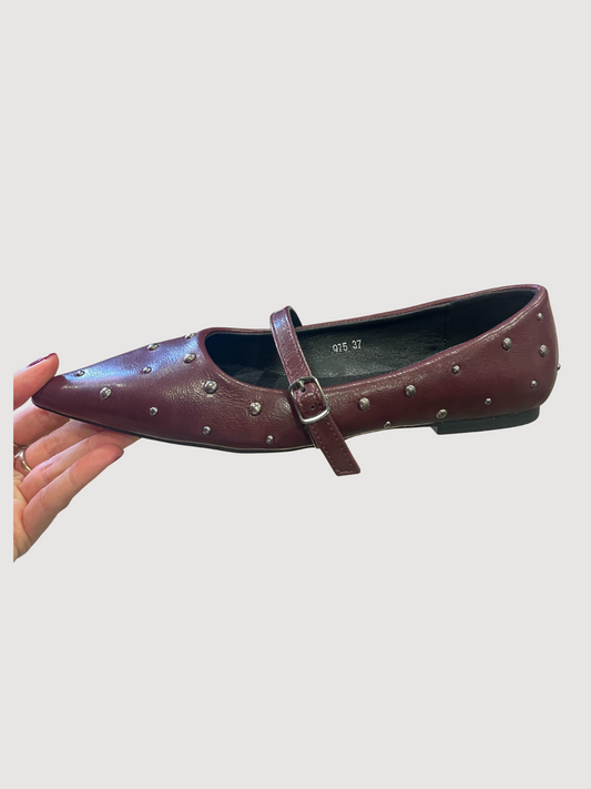 Ballerina a punta bordeaux con borchie e cinturino