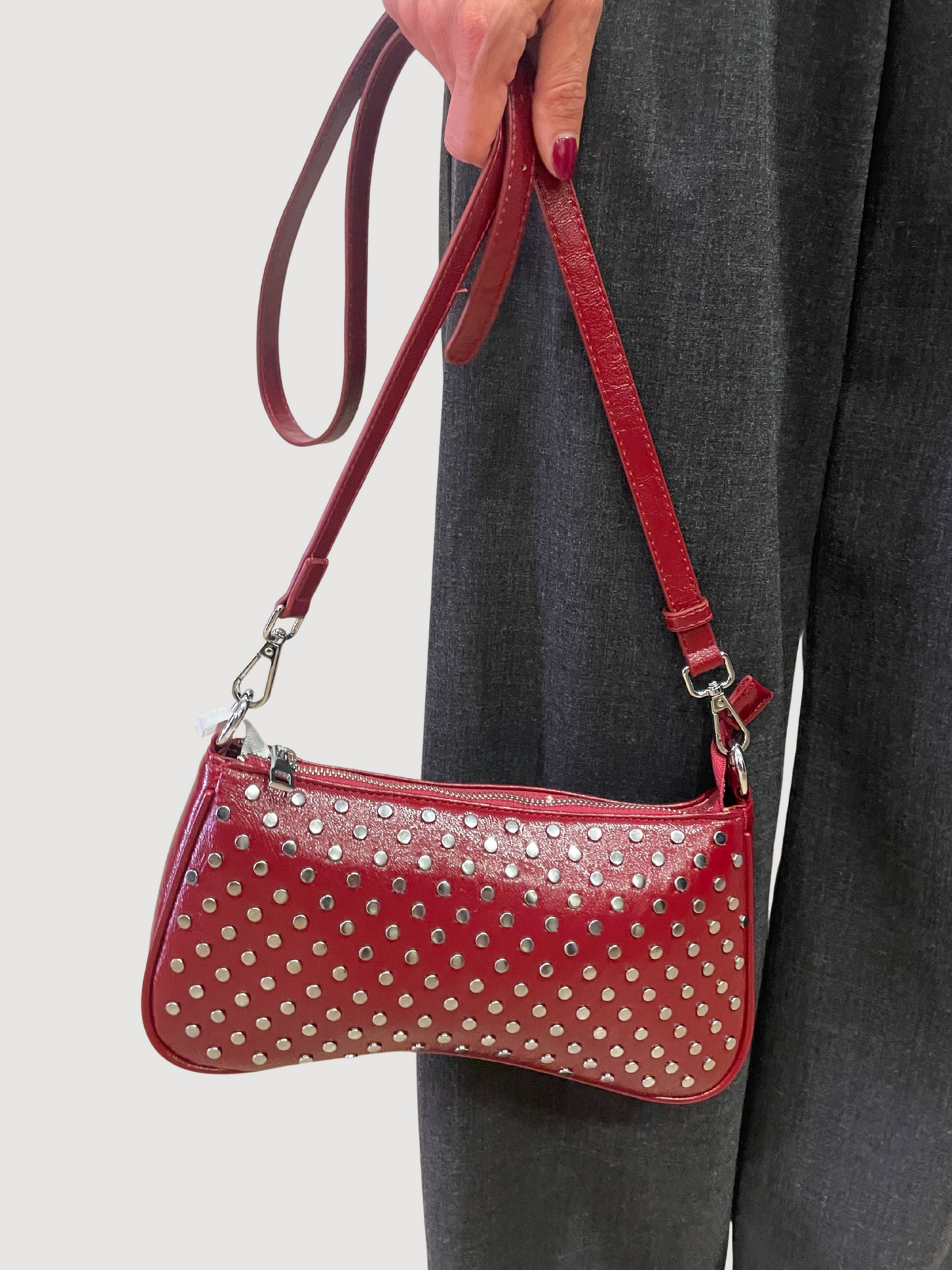 Borsa in ecopelle color ciliegia con borchie argentate
