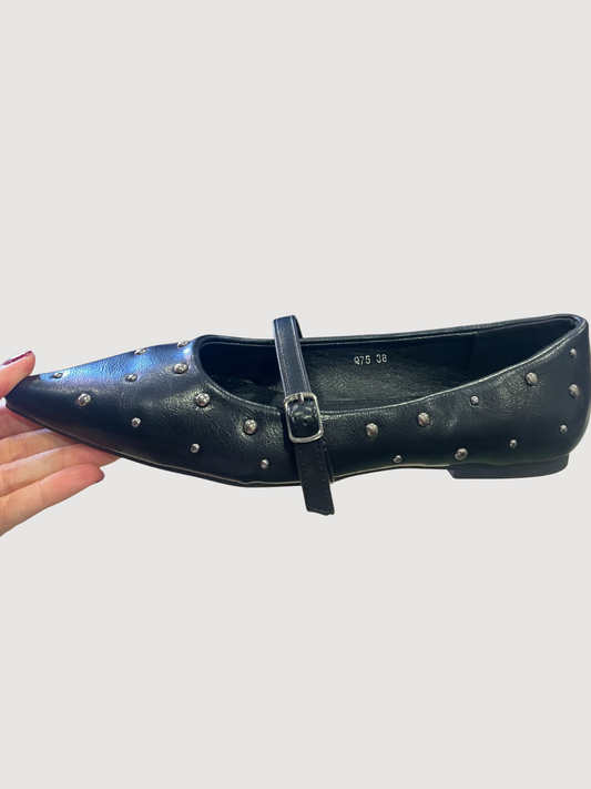 Ballerina a punta nera con borchie e cinturino