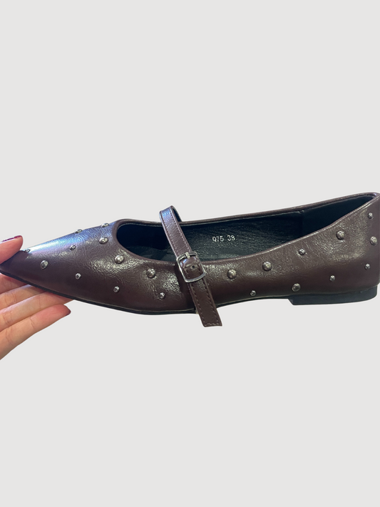 Ballerina a punta fondente con borchie e cinturino