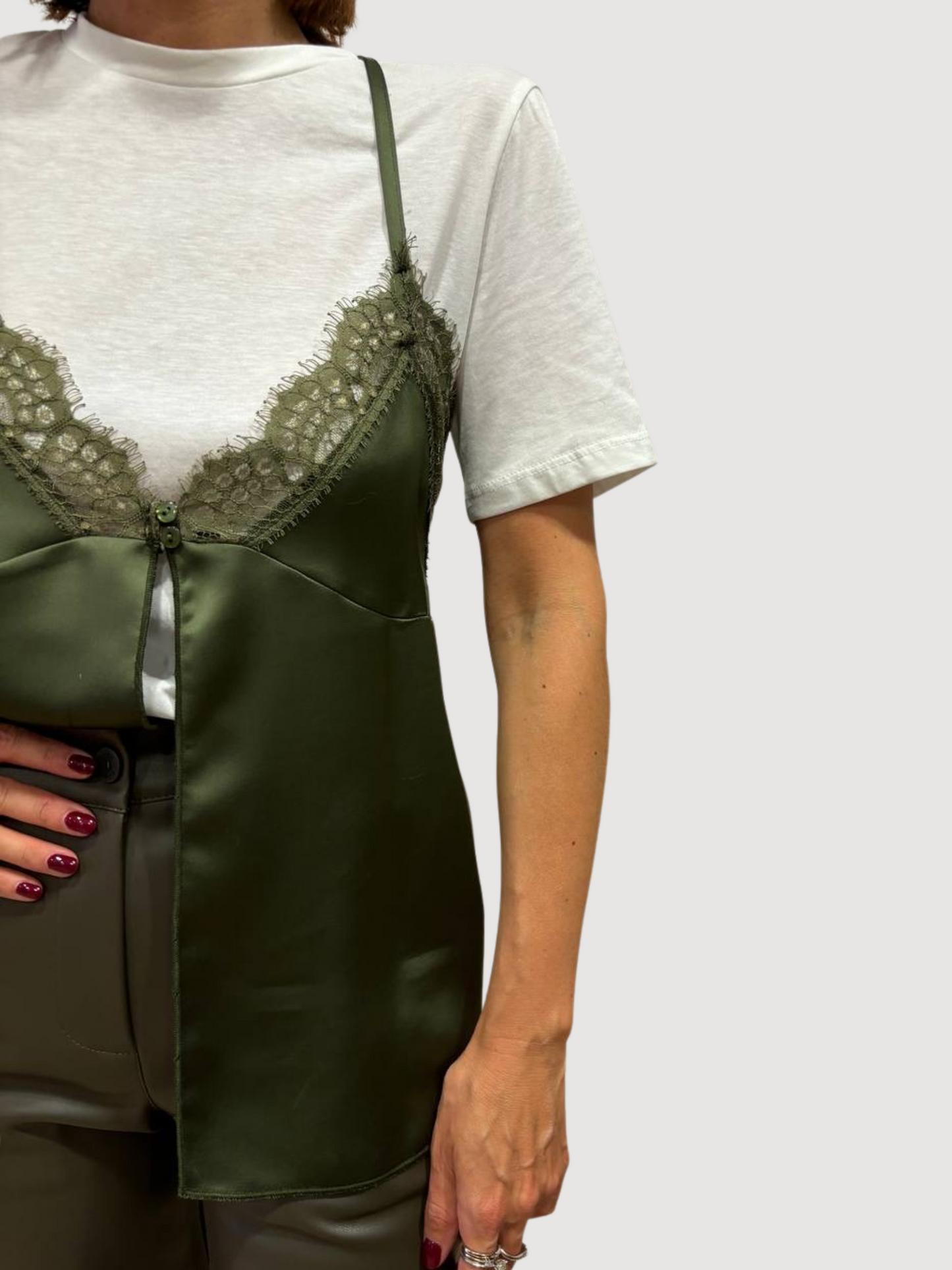 SOUVENIR - Top con t-shirt bianca e canotta in viscosa con pizzo rimovibile verde oliva
