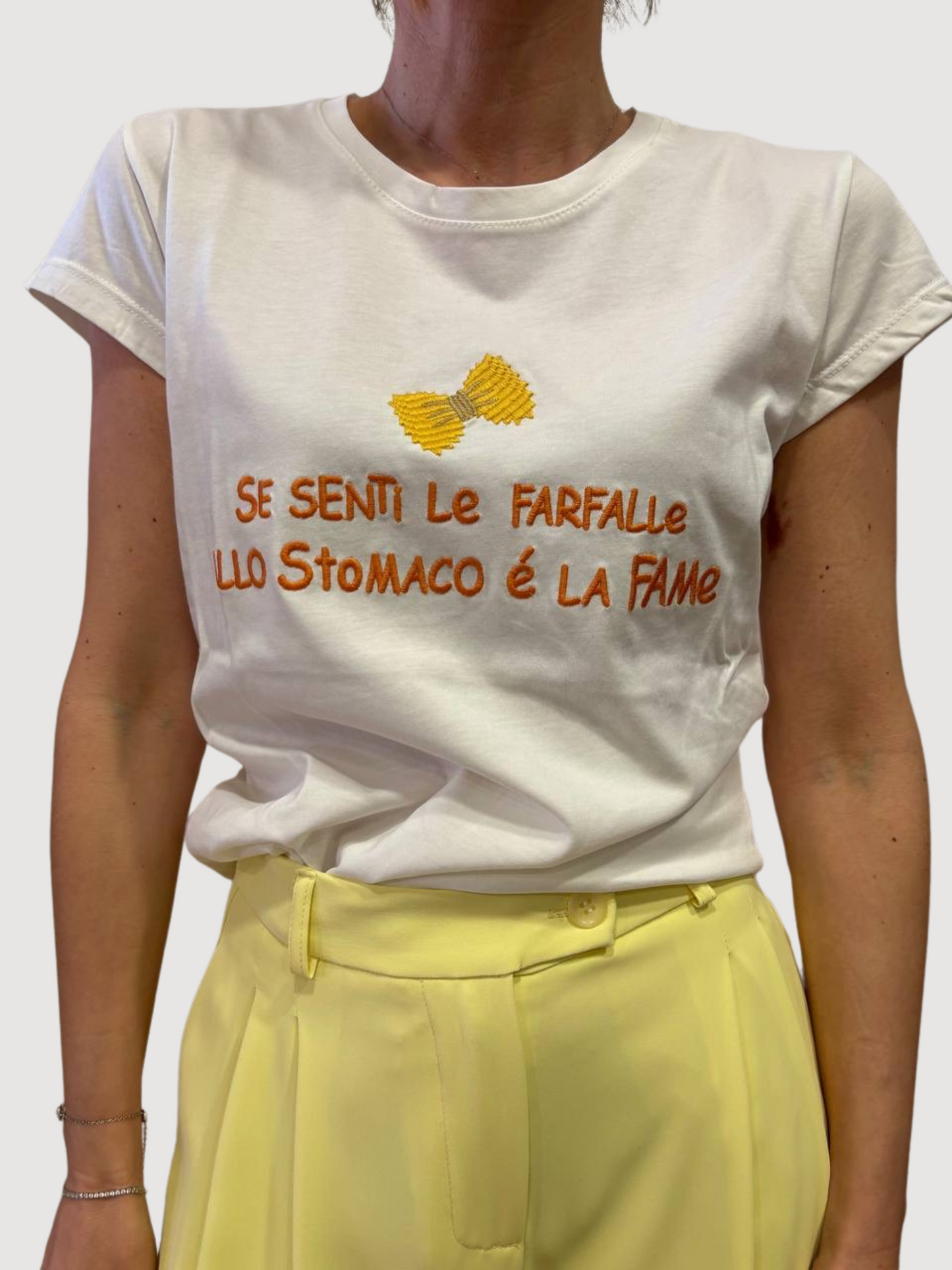 VICOLO - T-shirt bianca con scritta "se senti le farfalle nello stomaco è la fame"