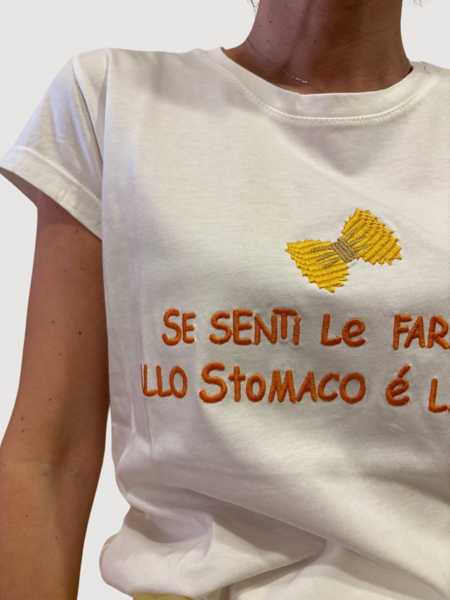 VICOLO - T-shirt bianca con scritta "se senti le farfalle nello stomaco è la fame"