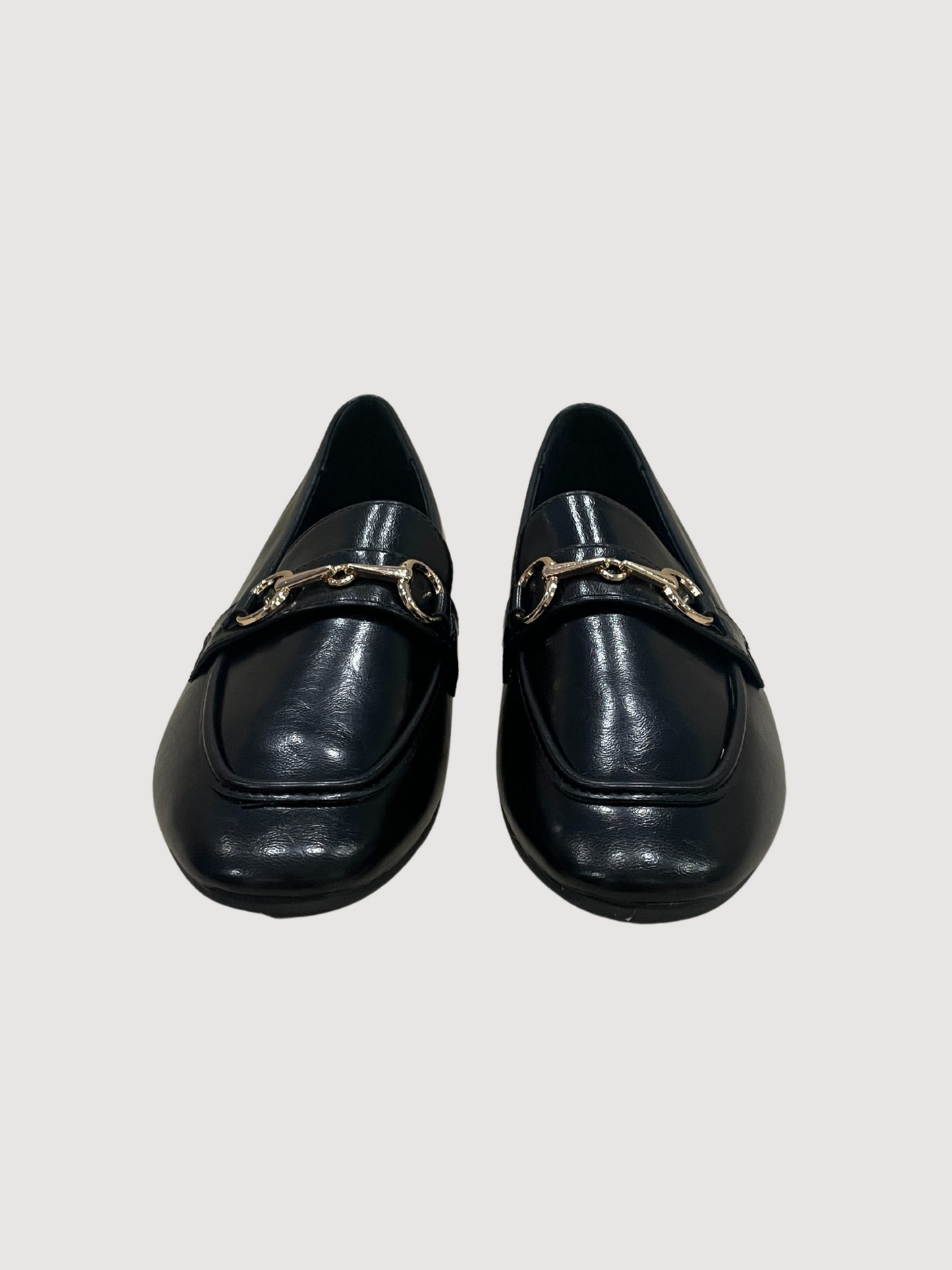 Mocassino nero in ecopelle con cinturino oro