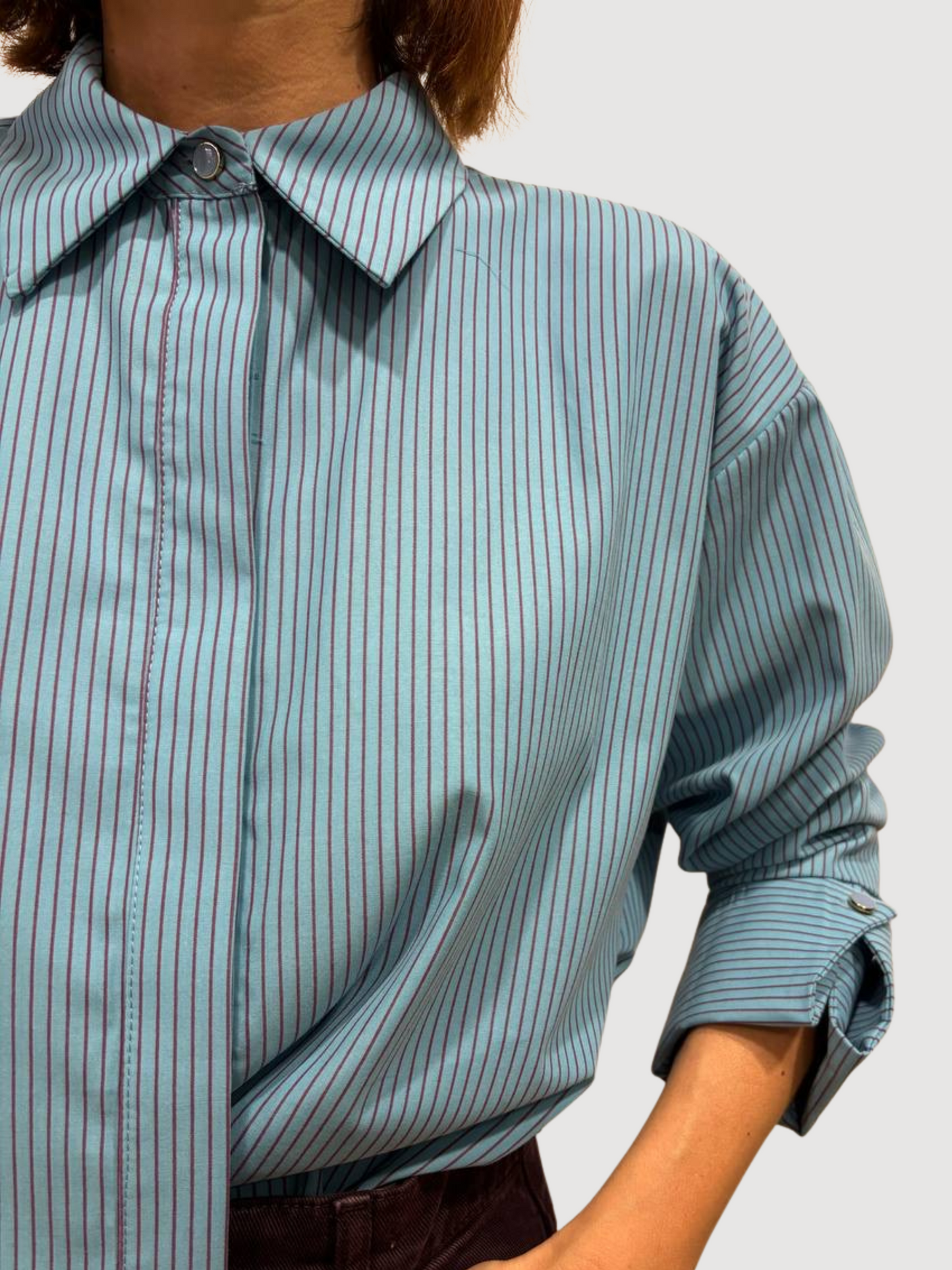 MEME ROAD - Camicia azzurra con riga bordeaux con bottone a gioiello