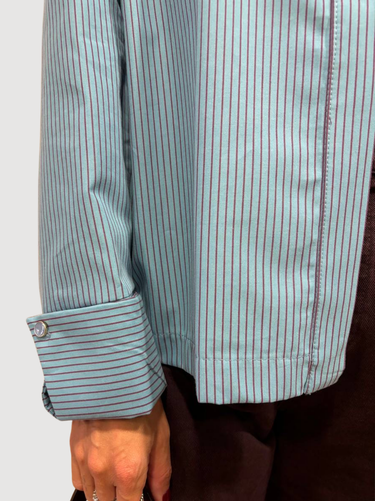 MEME ROAD - Camicia azzurra con riga bordeaux con bottone a gioiello