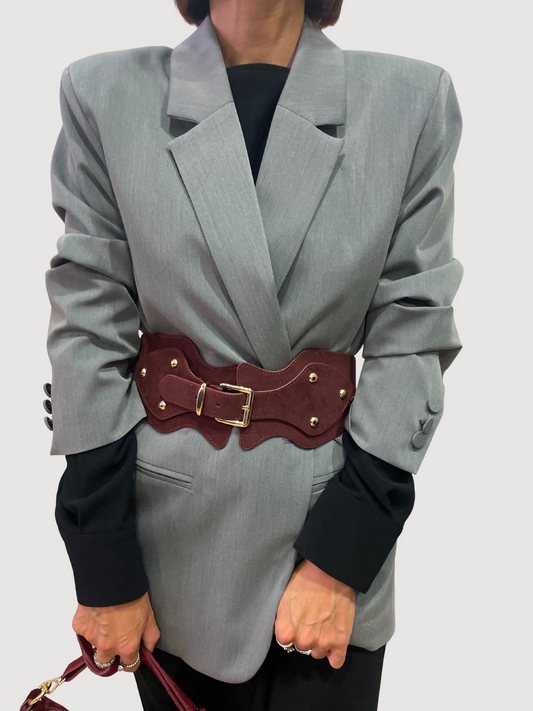 Cintura in suede ciliegia con dettagli dorati