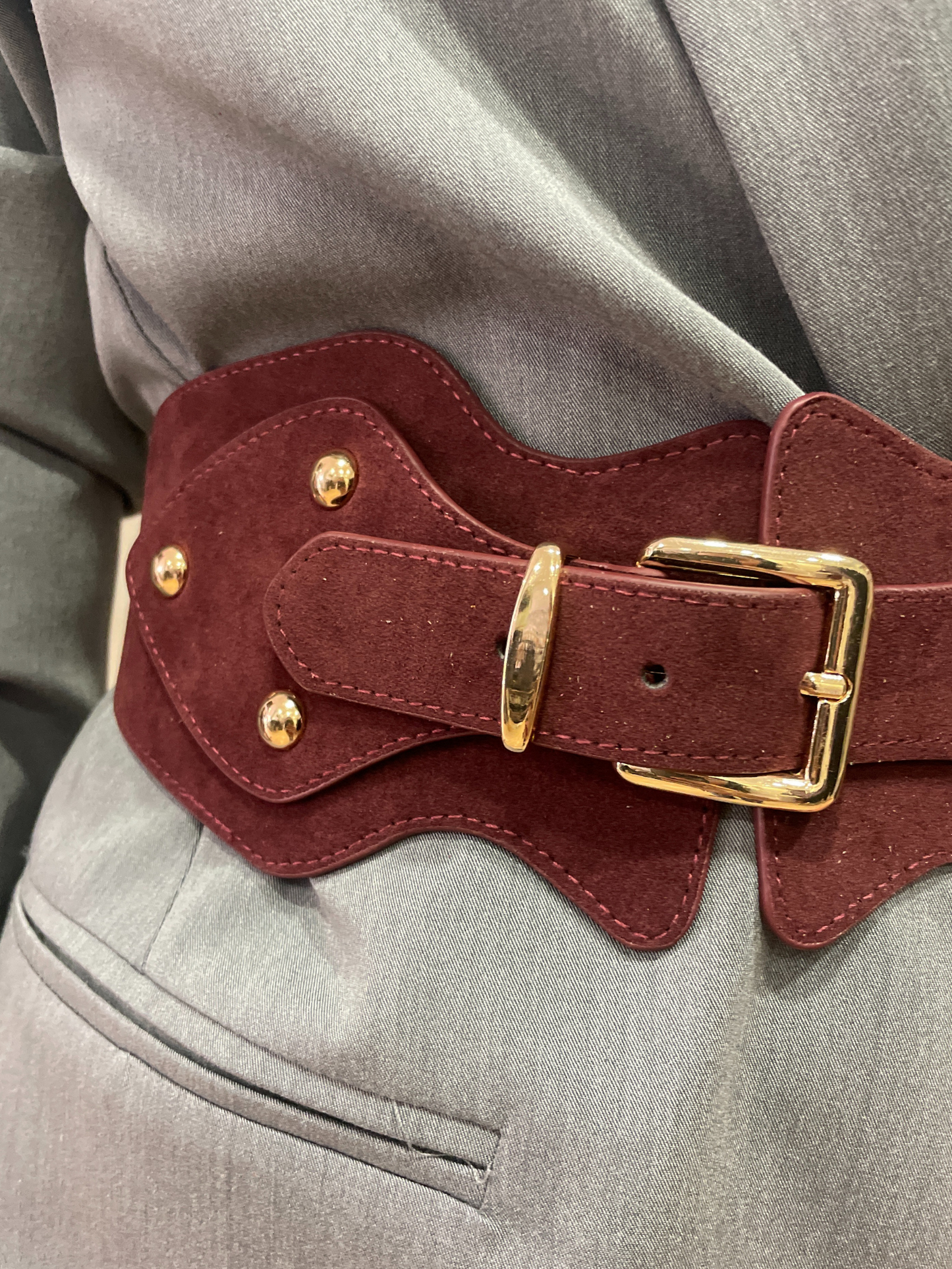 Cintura in suede ciliegia con dettagli dorati