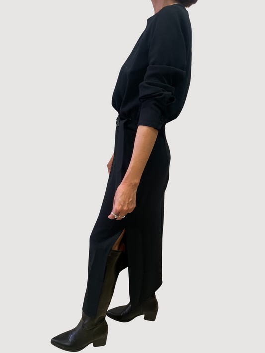 MEME ROAD - Abito lungo nero a maniche lunghe con cintura e spacco laterale