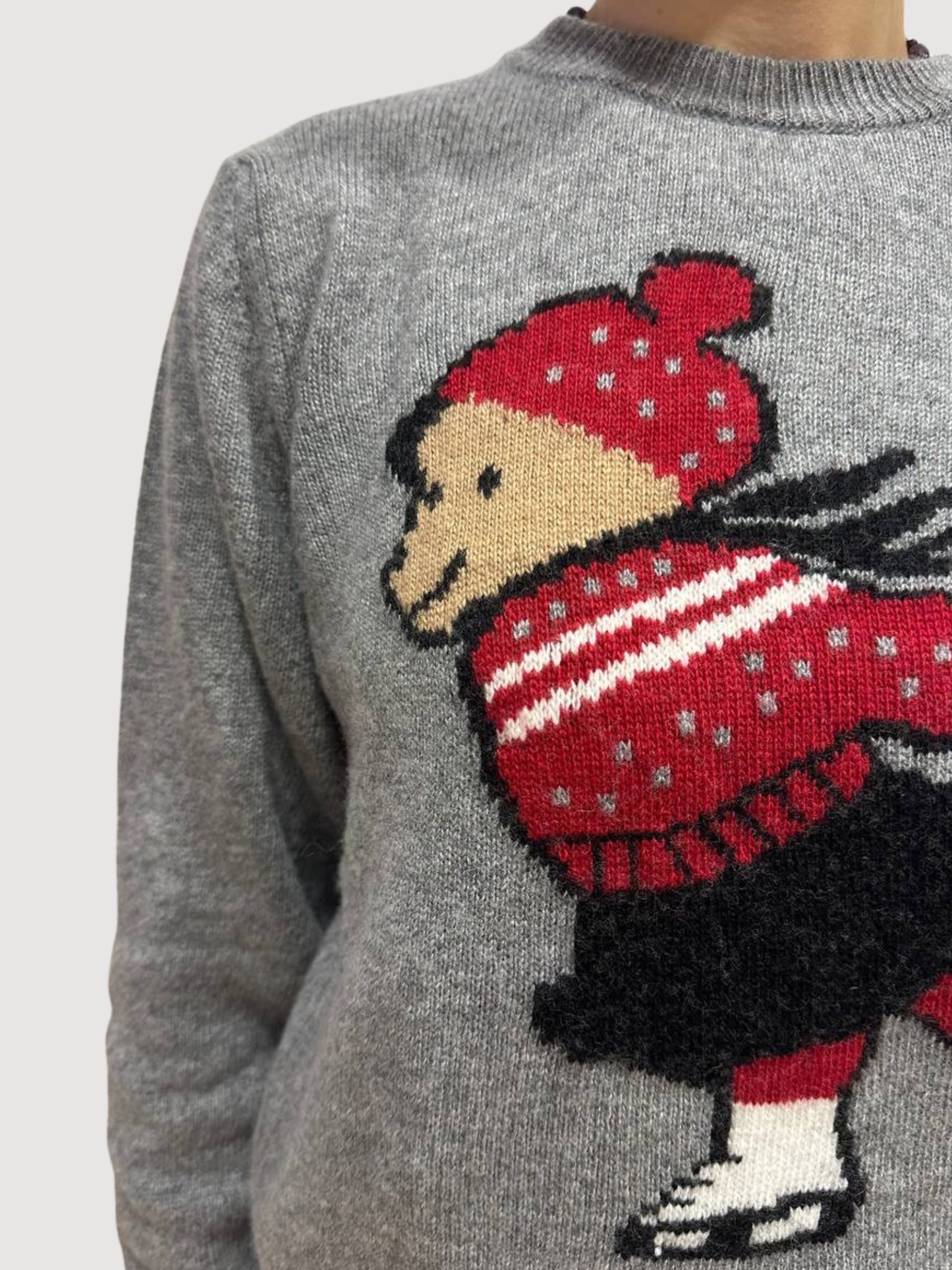 VICOLO - Maglioncino grigio a girocollo con "orsetto pattinatore".