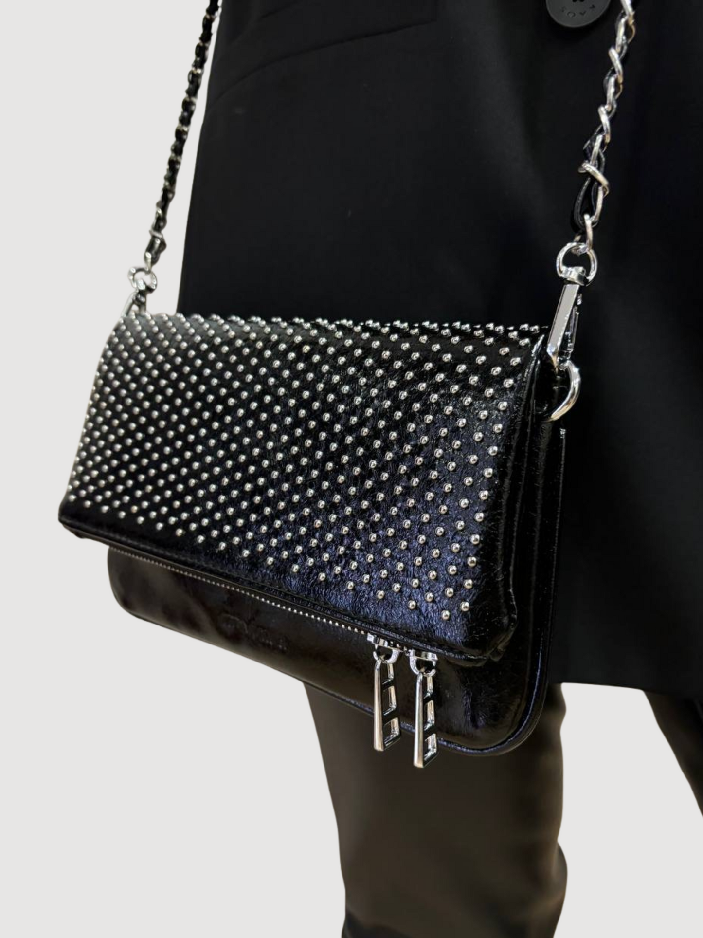 Borsa nera con piccole borchie e tracolla - più colori