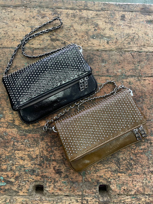 Borsa nera con piccole borchie e tracolla - più colori