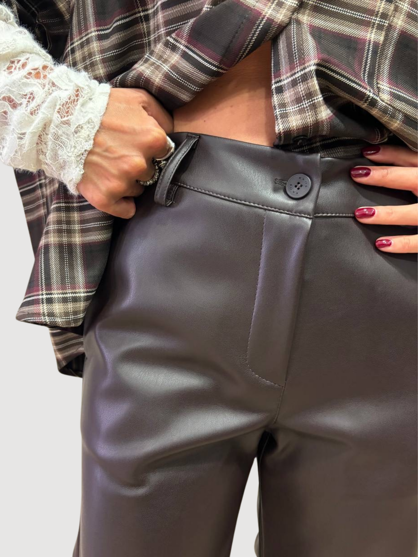 KAOS - Pantalone in ecopelle fondente a palazzo flare fit