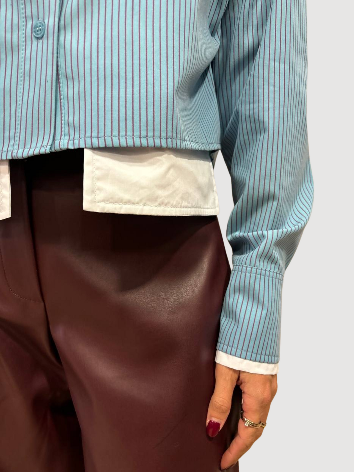 MEME ROAD - Camicia azzurra crop a righe bordeaux