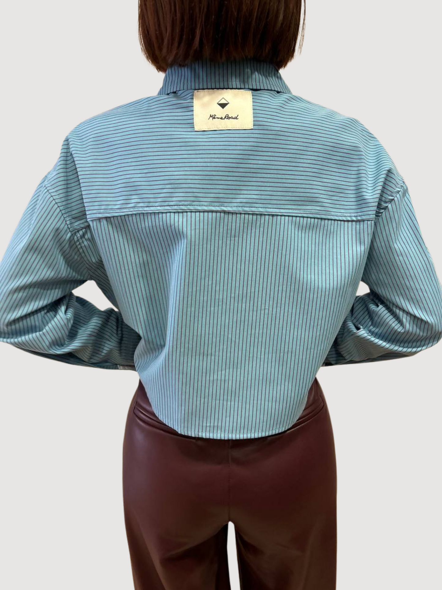 MEME ROAD - Camicia azzurra crop a righe bordeaux