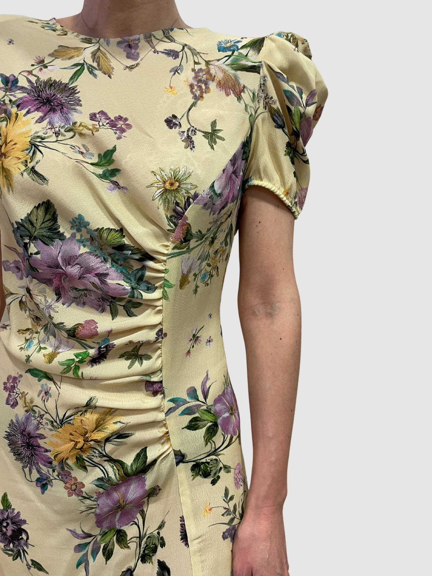 VICOLO - Abito lungo giallo a fiori con manica a sbuffo