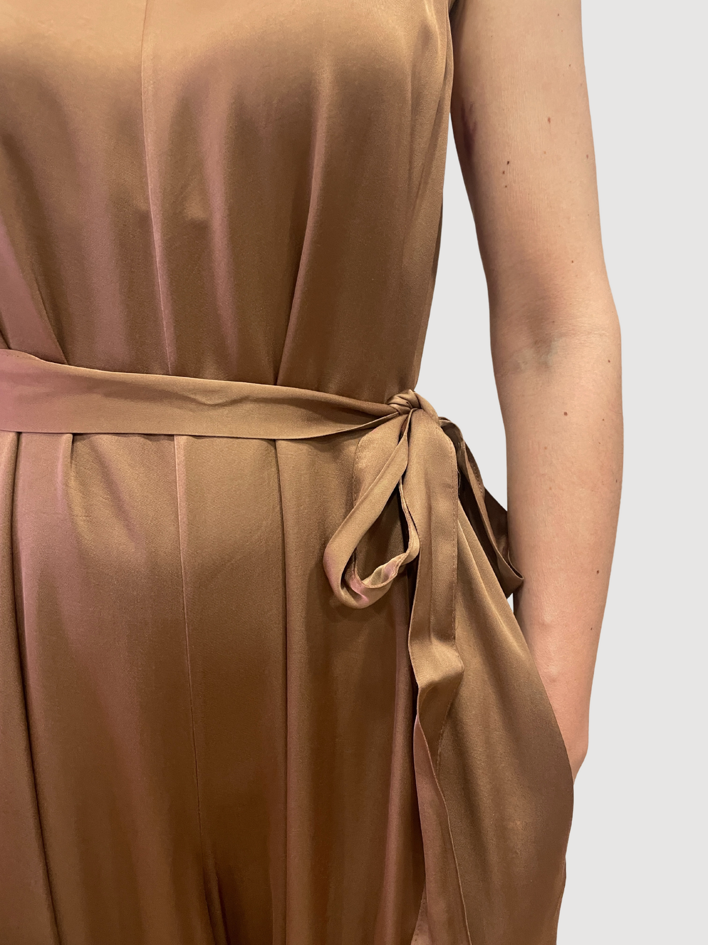 KAOS - Tuta ampia n viscosa con cintura e spilla a fiore