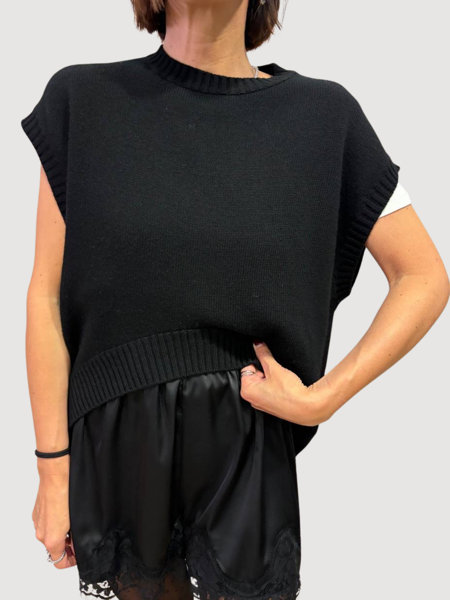 VICOLO - Gilet nero in maglia asimmetrico - più colori