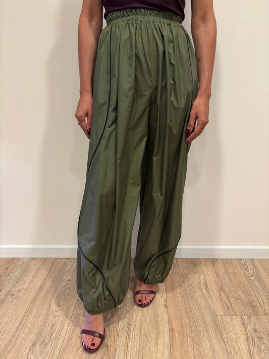 KONTATTO - Pantalone in nylon arricciato in vita e alla caviglia con dettaglio nero color oliva