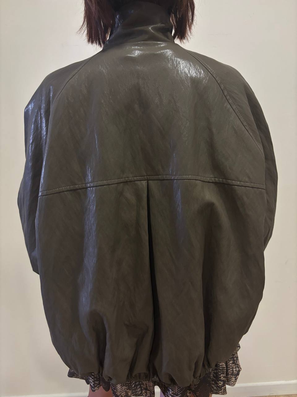 KONTATTO - Bomber in ecopelle con colletto e maniche a palloncino color verde militare