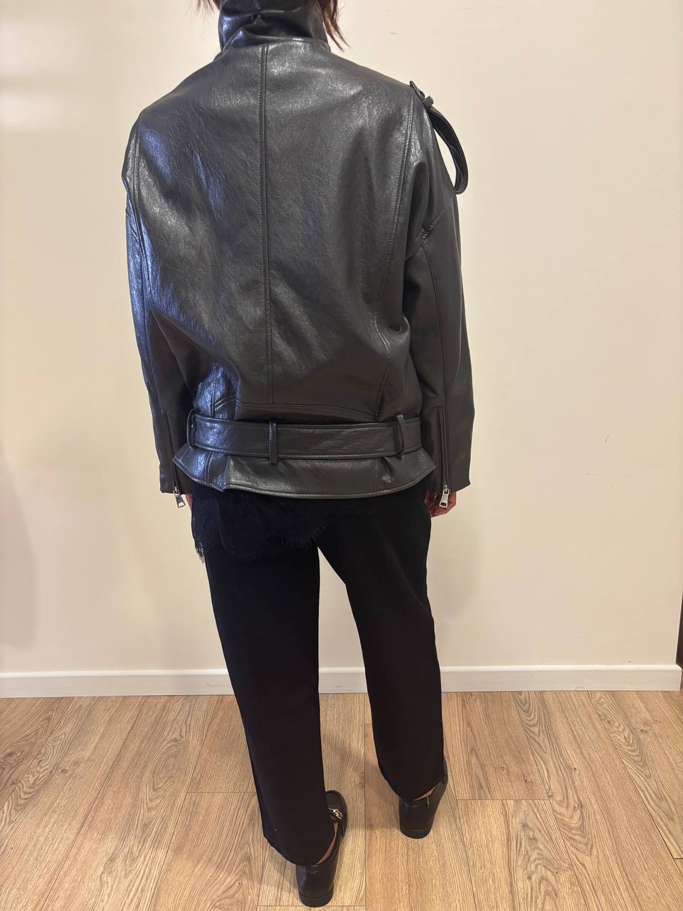 HAVEONE - Chiodo in ecopelle con zip, tasche e cintura in vita color grigio