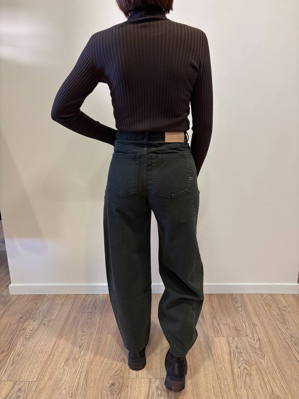 VICOLO - Jeans Chiara barrel fit a vita alta color verde militare