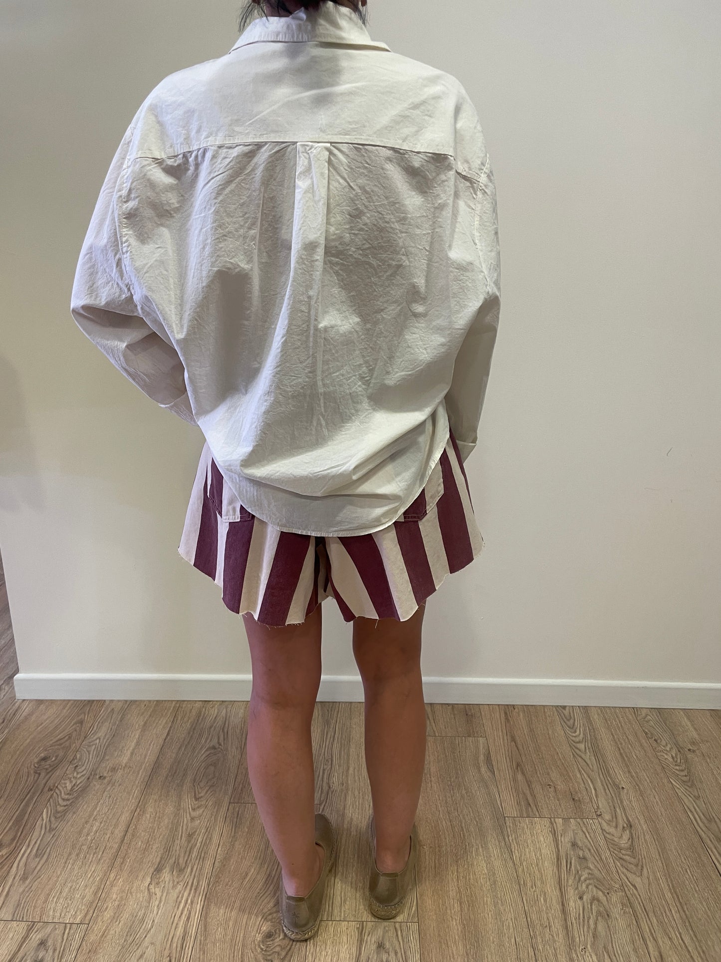 HAVEONE - Shorts a farfalla in denim a righe verticali burro e india