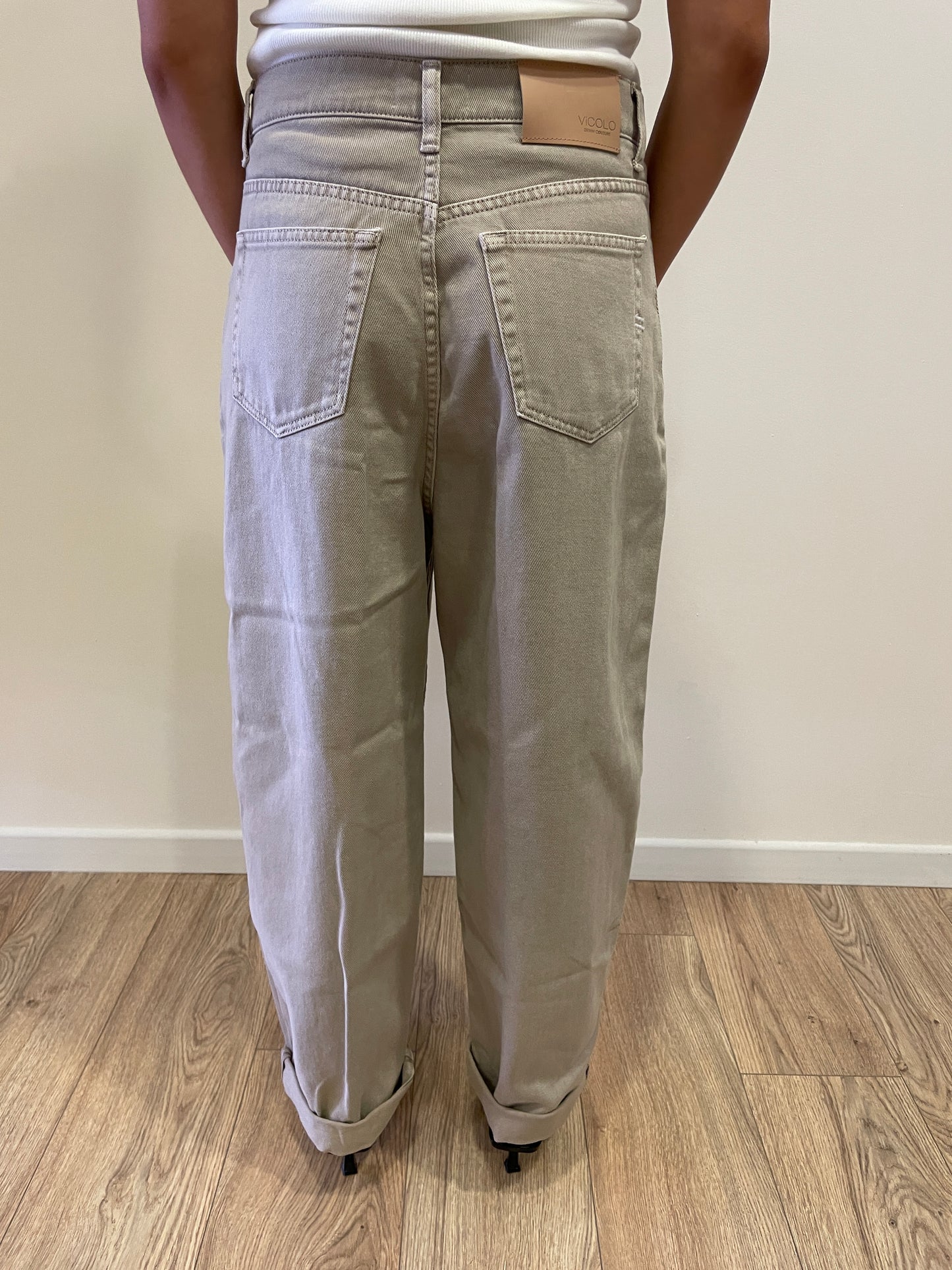 VICOLO - Jeans Laila baggy fit a vita media color taupe