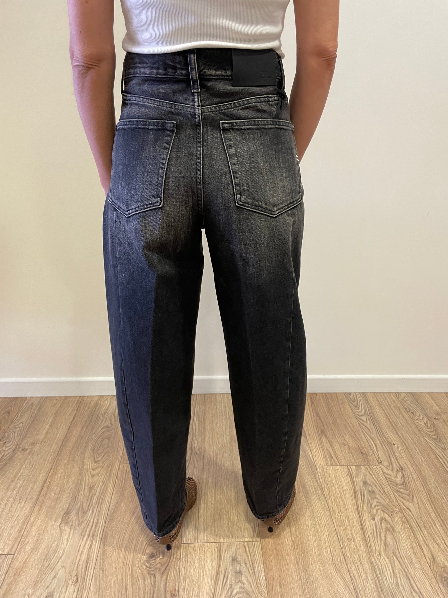 VICOLO - Jeans Chiara barrel fit a vita alta color nero sbavato