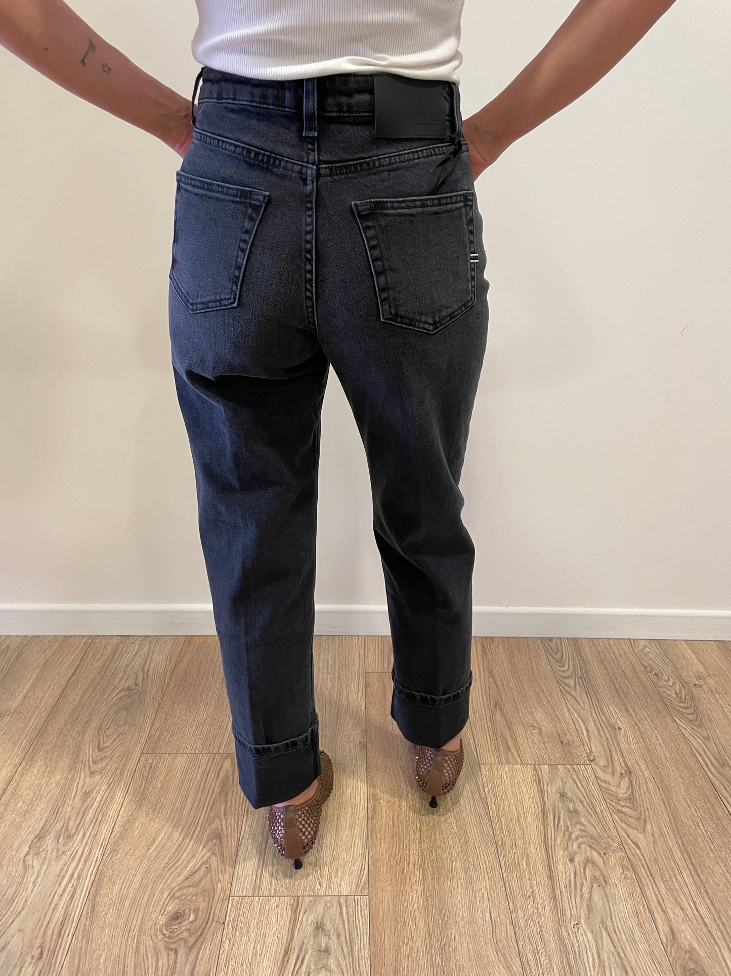 VICOLO - Jeans Maggie a vita media elasticizzato a gamba dritta con risvolto color denim nero